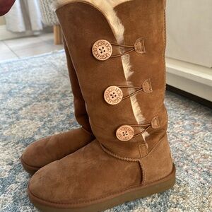 UGG Bailey Boot Button Triplet II Size 9 Women's Boots - Chestnut pre owned